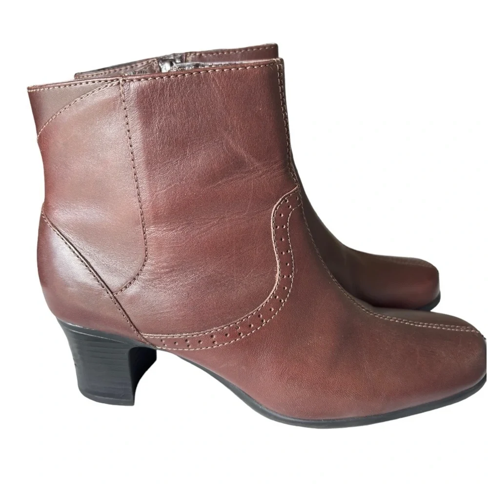Clarks block heel ankle boots Booties Brown side zipper size 5 comfort Boot